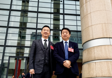 聚焦两会II英国上市公司365两位股东共赴盛会