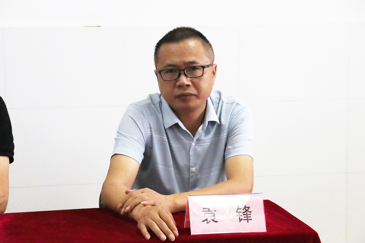 袁锋.jpg 袁锋.jpg
